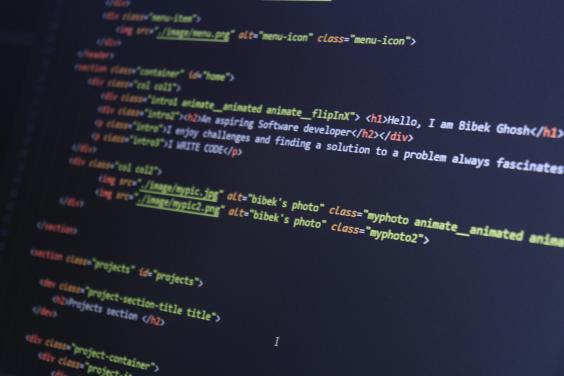 C&oacute;digo de programaci&oacute;n en un monitor oscuro.