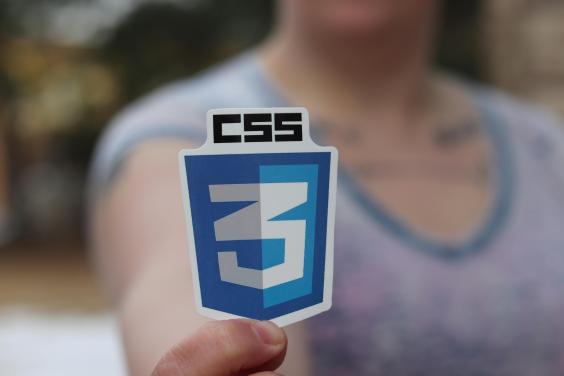 Logotipo CSS3 en una mano.