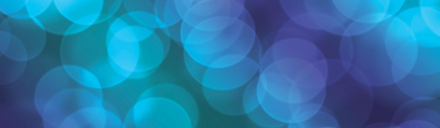 Luces bokeh azules y moradas desenfocadas.