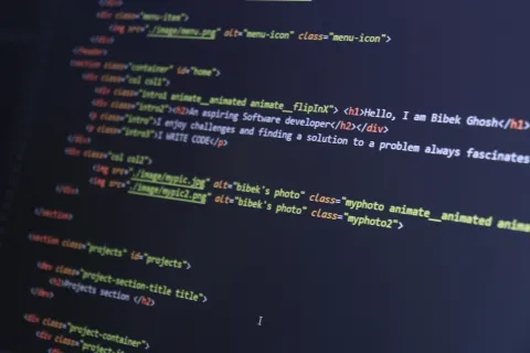 C&oacute;digo de programaci&oacute;n en un monitor oscuro.